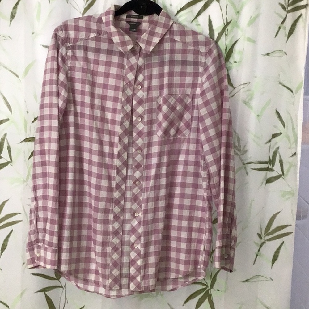 NWOT Eddie Bauer Classic Fit Shirt Medium  99% Cotton. 1% Spandex. White & Mauve